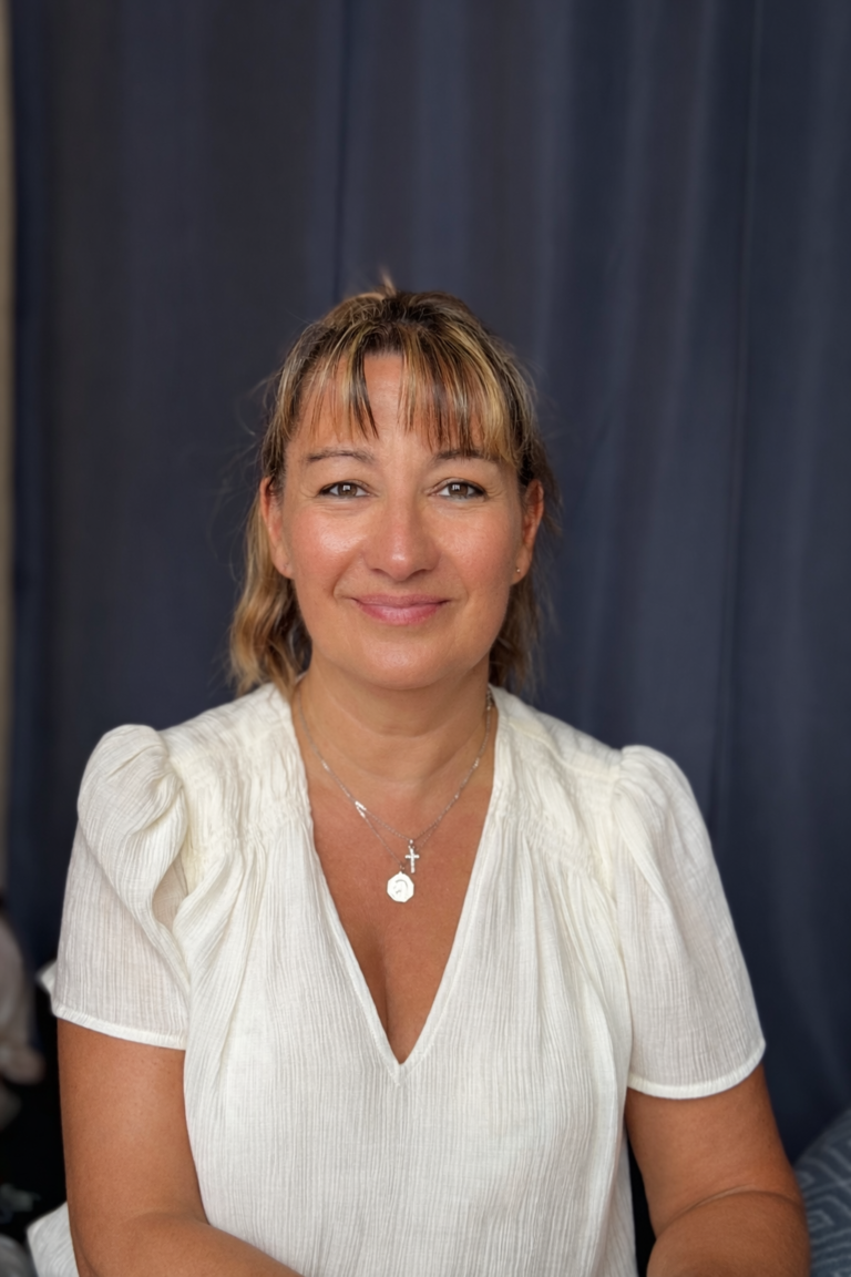 Portrait de Dominique Thuane, hypnothérapeute et magnétiseuse, fondatrice de Magnetis’Dom