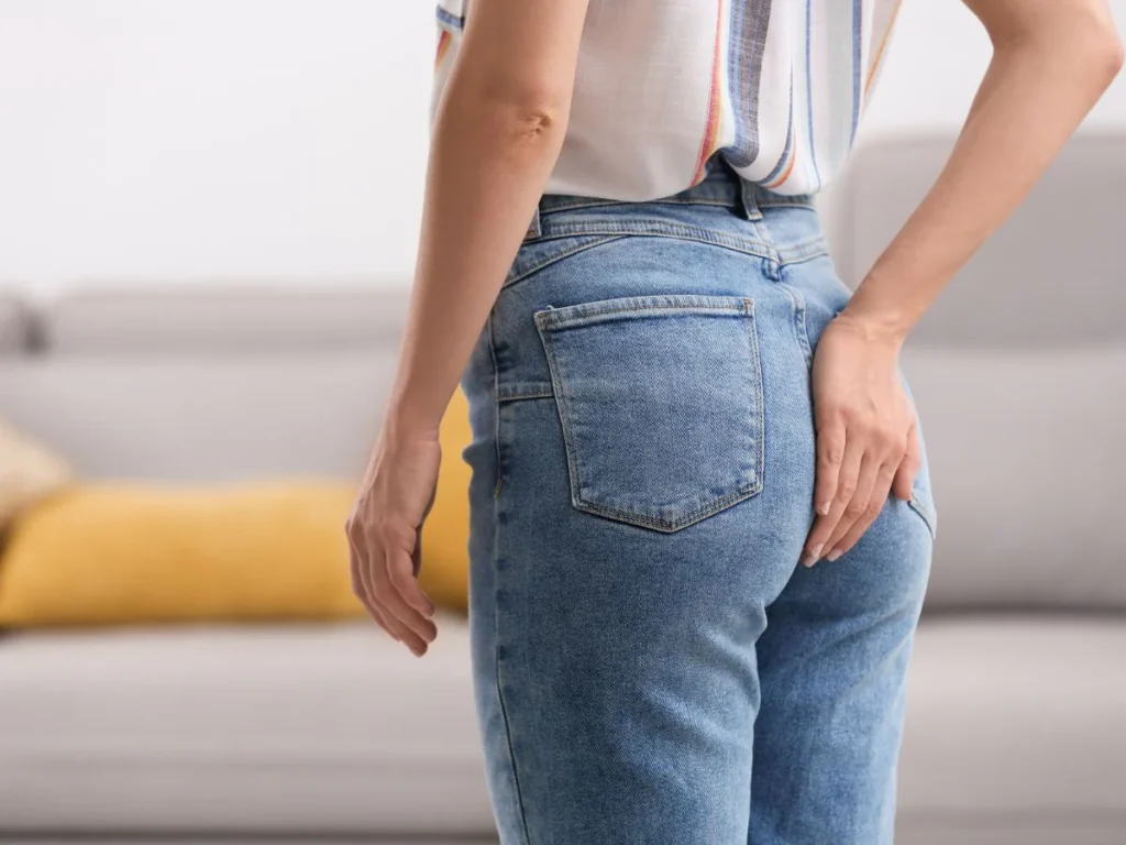femme souffrant d'une sciatique lombaire
