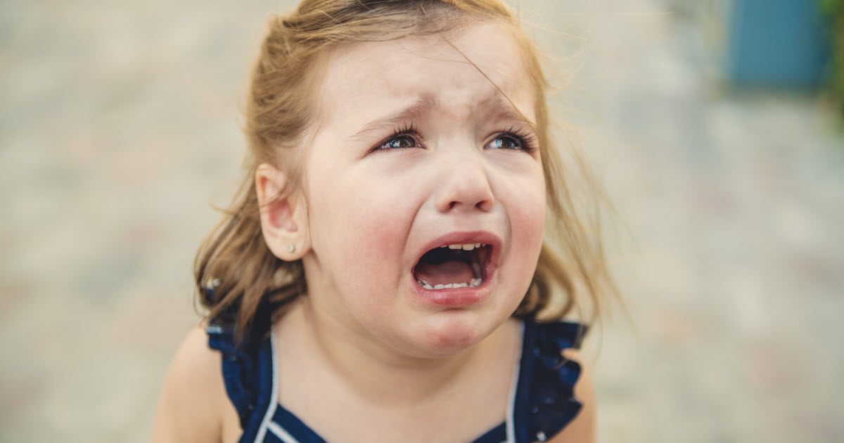 petite fille stressée qui pleure