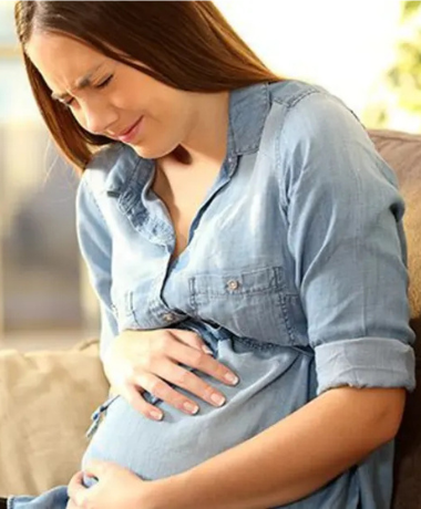 femme enceinte souffrant de douleurs ligamentaires