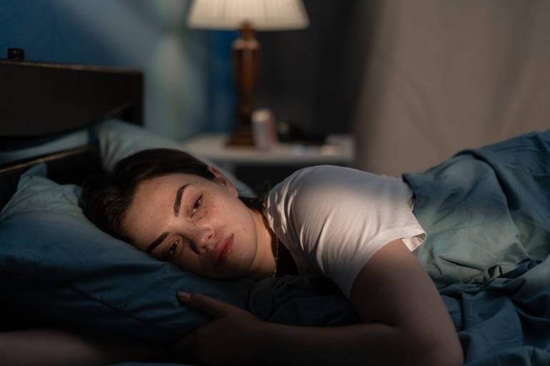 jeune femme souffrant d'insomnie durant la nuit