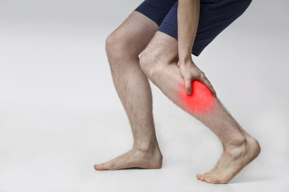 homme souffrant d'une sciatique irradiant jusqu'au mollet