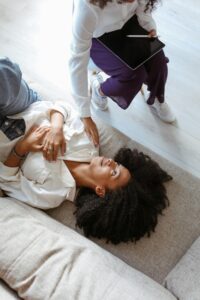 Une femme suit une séance d'hypnose pour accompagner sa dépression