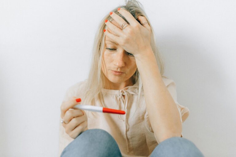 Une femme est chamboulée à la vue de son test positif de grossesse