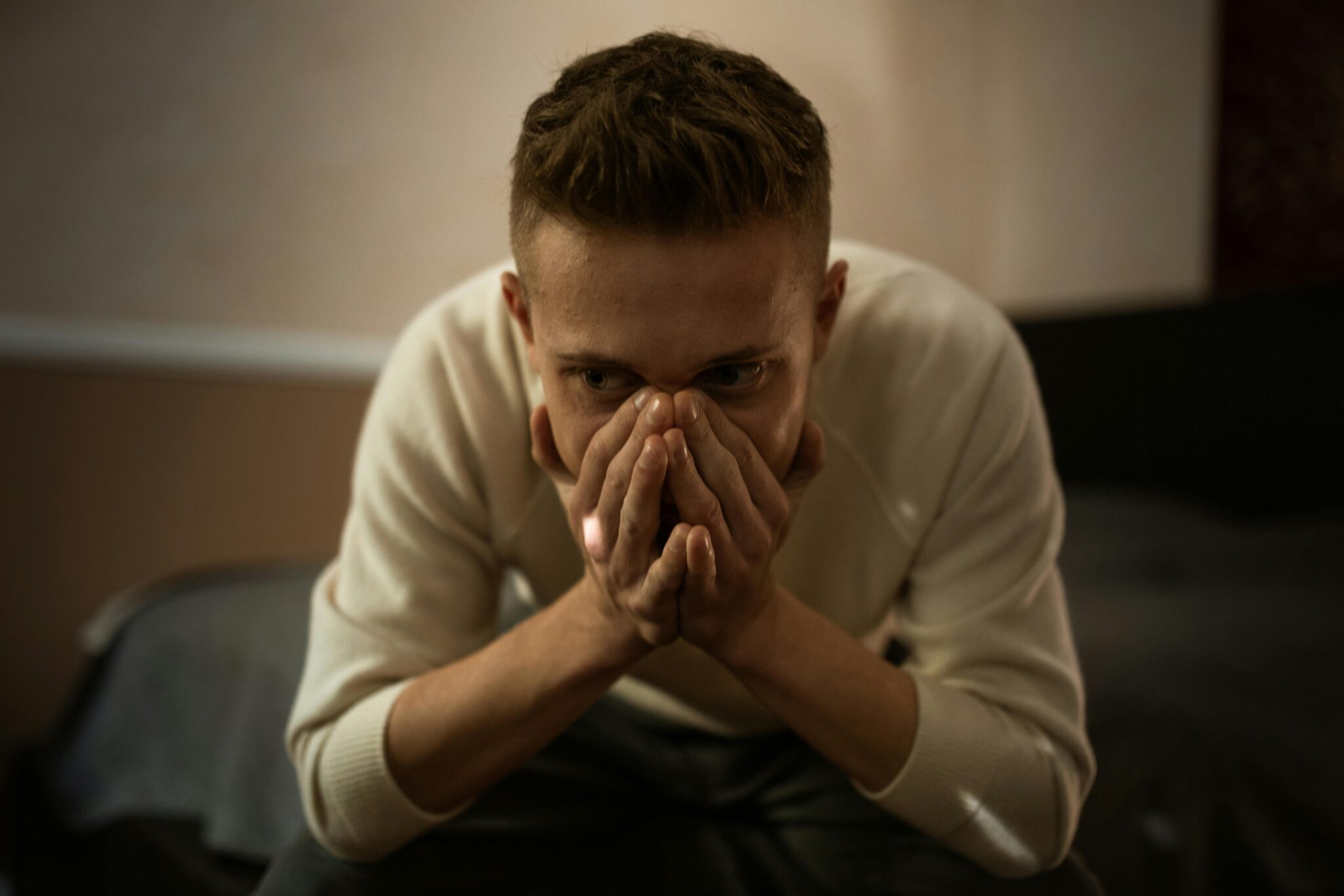 Homme très stressé, se sentant débordé