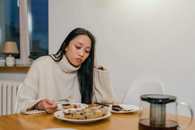 illustration d'une femme n'arrivant pas à manger le contenu de son assiette