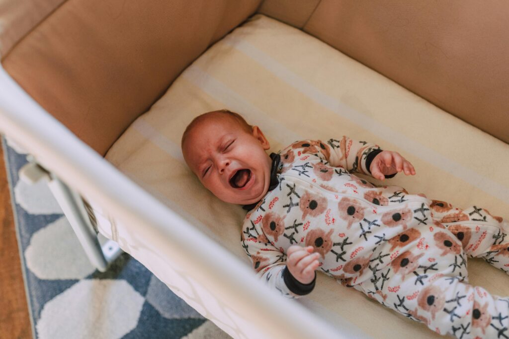 Accueil illustration d'un bébé pleurant dans son berceau
