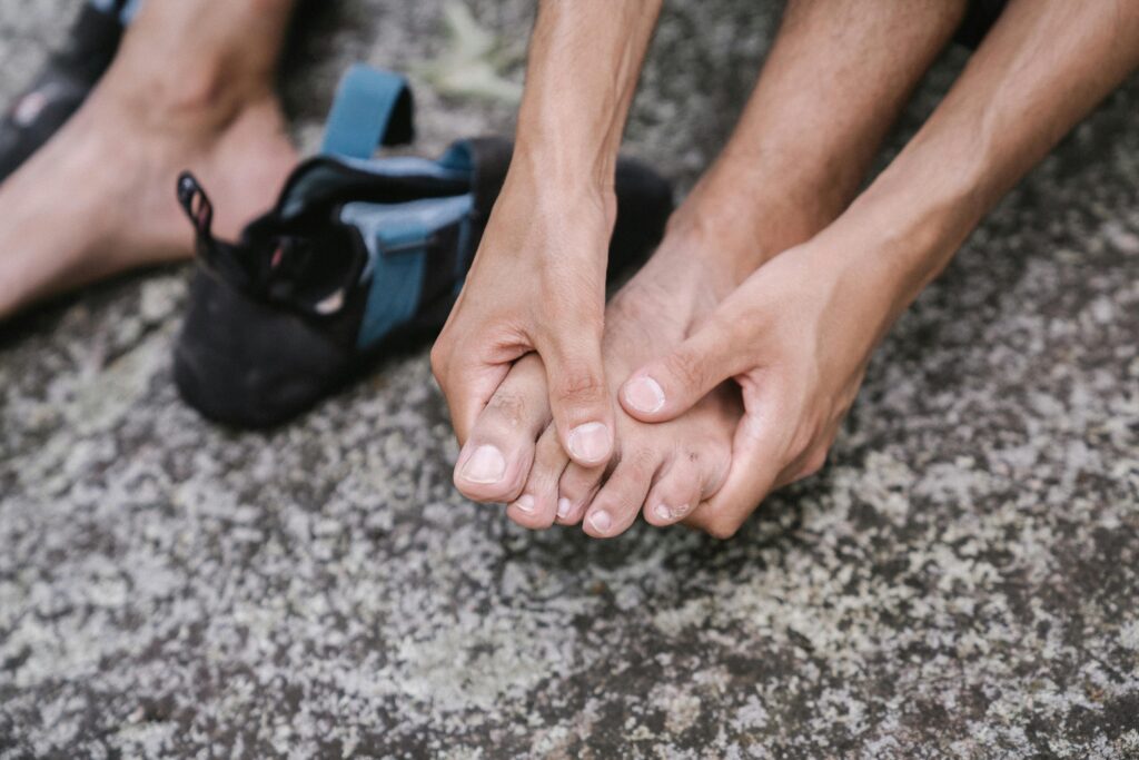 Accueil un homme se tient le pied car il souffre d'une verrue plantaire