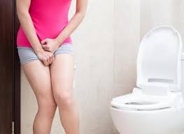 Une femme a une envie pressante d'uriner