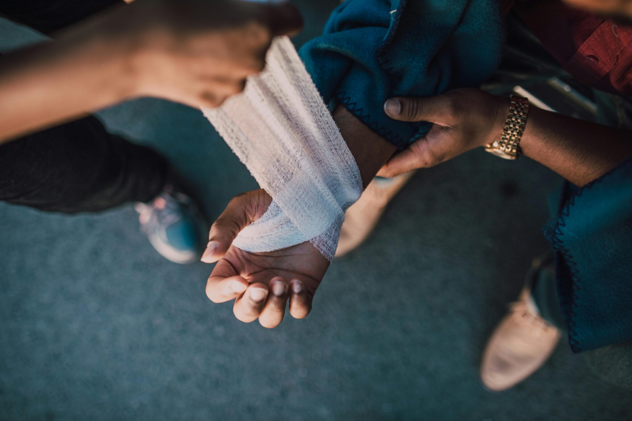 Une femme se fait bander le poignet, victime d'un accident et de blessures physiques