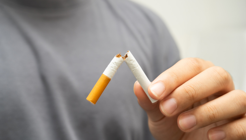 Accueil un homme casse une cigarette après avoir décidé d'arrêter de fumer et de consulter pour une séance d'hypnose spéciale arrêt tabac