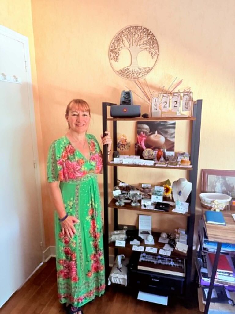 Dominique Thuane, gérante de la boutique de lithothérapie située à Veaugues
