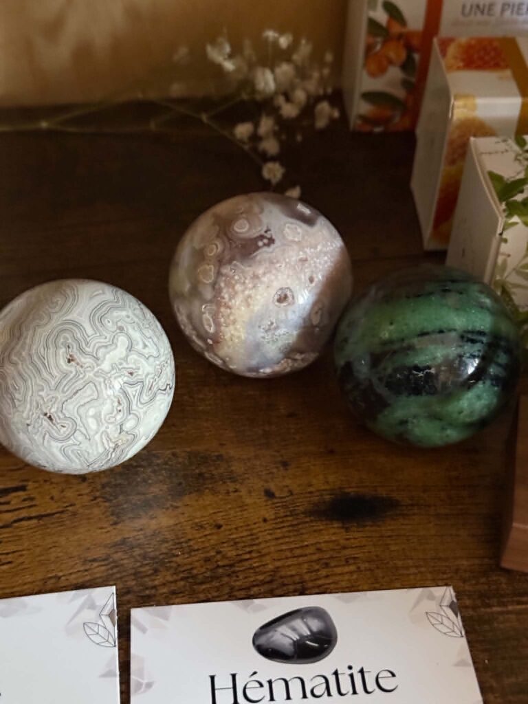 sphères en pierres naturelles à la boutique de lithothérapie Magnétis'Dom