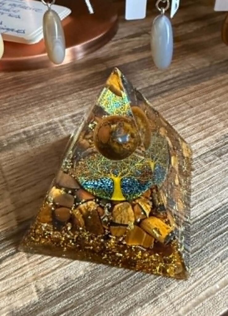 Orgonite oeil de tigre à la boutique de lithothérapie Magnétis'Dom