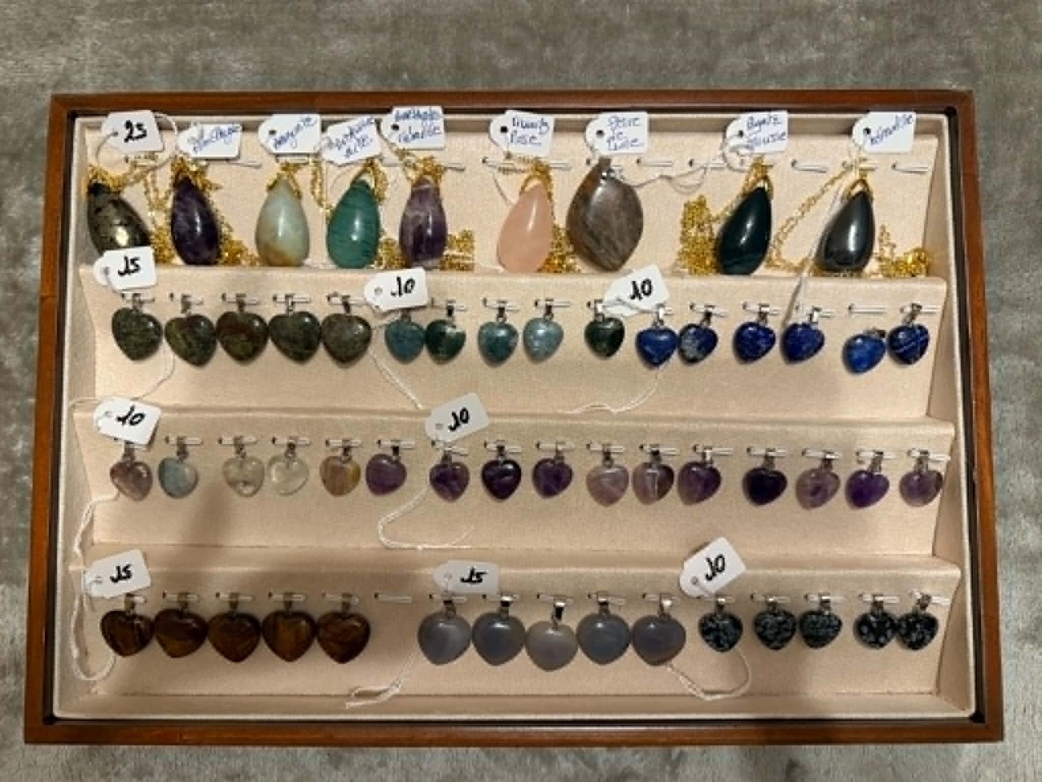 pendentifs en pierres naturelles en vente à la boutique de lithothérapie Magnétis'Dom