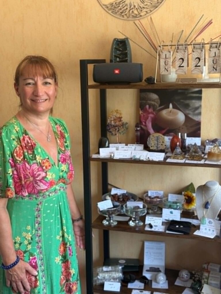 Dominique Thuane, magnétiseuse hypnothérapeute, gérante de la boutique de lithothérapie Magnétis'Dom