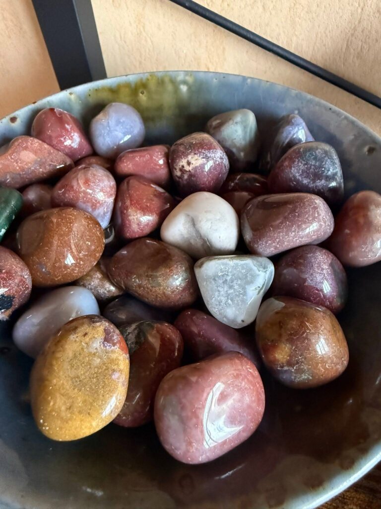 pierres naturelles de lithothérapie posées dans un vase en grès
