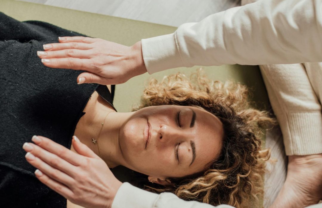 Séance de magnétisme déclenchant une réponse de relaxation profonde